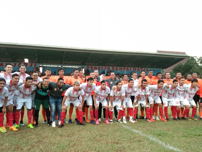 Persija 2001 dan Selebritis FC berfoto bersama