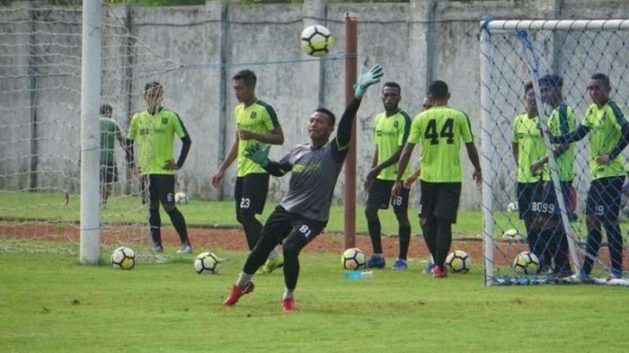 Kiper Abdul Rohim dalam sebuah sesi latihan Persebaya Surabaya.