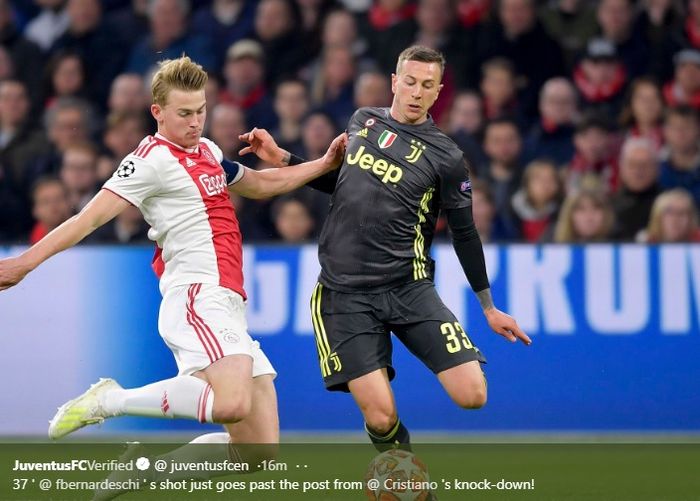 Matthijs de Ligt terlibat duel dengan Federico Bernardeschi