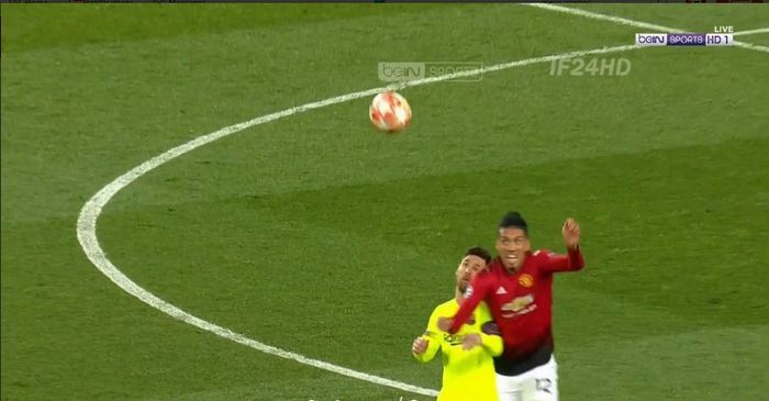 Benturan antara Chris Smalling dan Lionel Messi dalam duel Manchester United versus Barcelona di Olds Trafford, Rabu (10/4/2019)