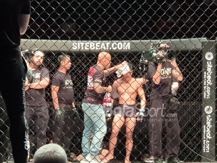 Pelipis atlet ONE Championship asal Indonesia, Eko Roni Saputra (tengah), bocor saat melawan atlet Singapura, Niko Soe, dalam laga ONE: Roots of Honor di Mall of Asia Arena, Manila, Filipina, Jumat (12/4/2019).