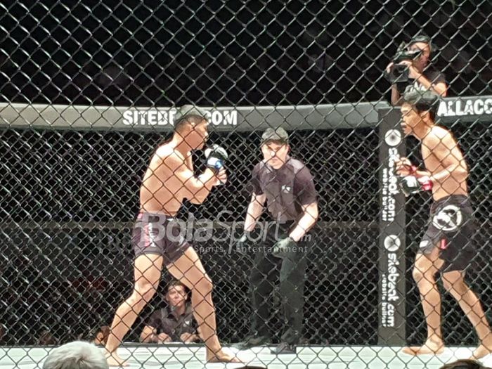 Atlet ONE Championship asal Indonesia, Eko Roni Saputra (kiri), melawan atlet Singapura, Niko Soe, dalam laga ONE: Roots of Honor divisi Flyweight di Mall of Asia Arena, Manila, Filipina, Jumat (12/4/2019).