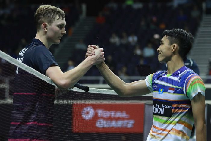 Jonatan Christie (kanan) menjabat tangan Viktor Axelsen (kiri) setelah berduel sengit pada laga perempat final Singapore Open 2019, Jumat (12/4/2019)