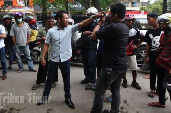 Debt Collector berkelahi dengan nasabah saat menarik mobil yang jatuh tempo di Jl Hertasning Baru, Makassar, Minggu (9/10/17). 