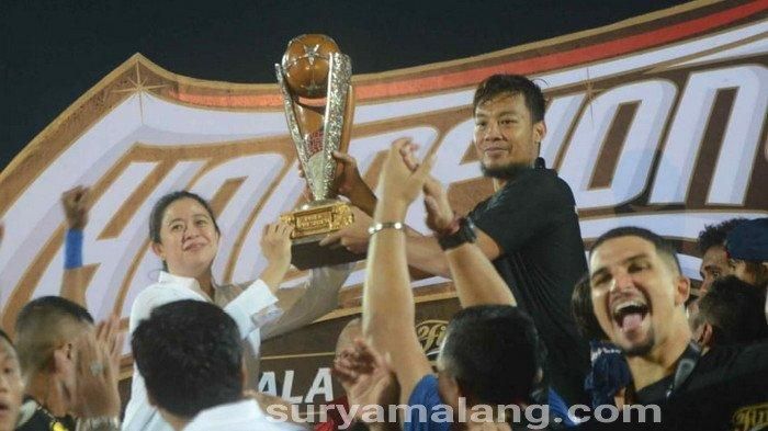 Menteri Puan Maharani menyerahkan trofi Piala Presiden 2019 kepada kapten tim Arema FC, Hamka Hamzah, 12 April 2019 malam. Arema FC berhasil keluar sebagai pemenang usai mengalahkan Persebaya dengan skor 2-0 di Stadion Kanjuruhan Malang.