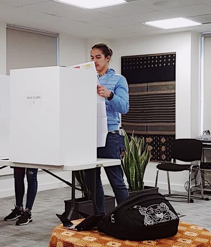 El Rumi sedang melakukan pencoblosan pemilu di London.