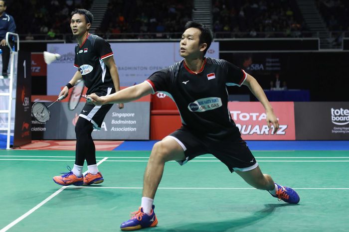 Pasangan ganda putra Indonesia, Mohammad Ahsan/Hendra Setiawan, saat menjalani laga melawan Takeshi Kamura/Keigo Sonoda (Jepang), pada babak final Singapore Open 2019.