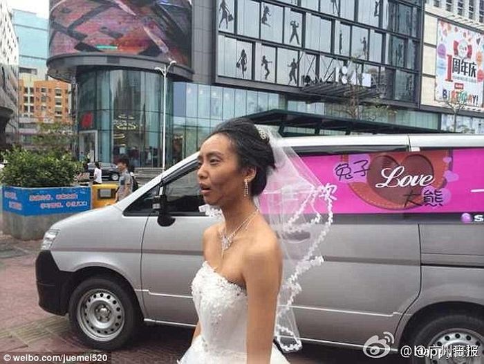 Pengantin wanita ini tampil dengan makeup wajah tua saat akan foto prewedding