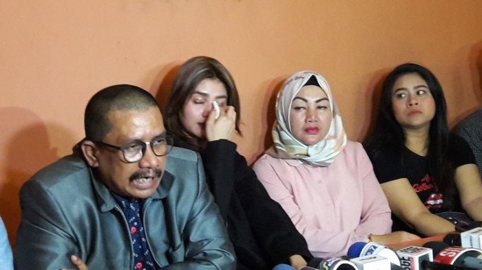 Hilda Vitria menangis saat jumpa pers membicarakan kasus penetapan Kriss Hatta sebagai tersangka