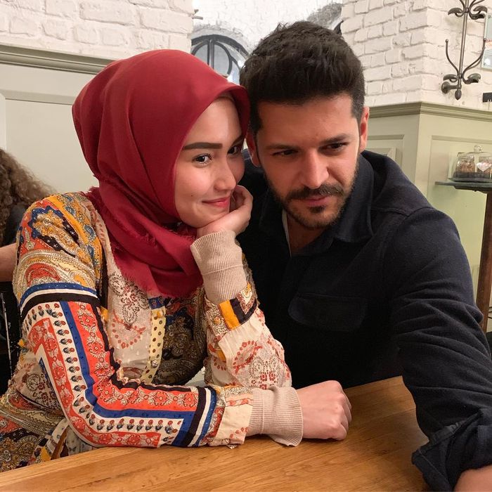 postingan Ayu Ting Ting bersama Emre Kivilcim.