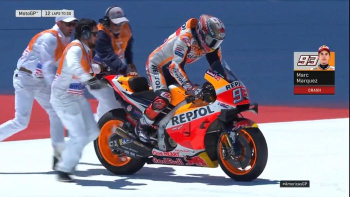 Pembalap Repsol Honda, Marc Marquez, berupaya menjalankan motornya kembali setelah terjatuh di MotoGP Americas 2019, Minggu (14/4/2019).