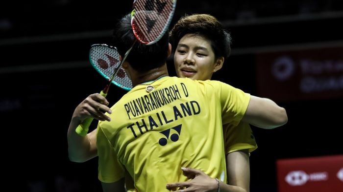 Pasangan ganda campuran Thailand, Dechapol Puavaranukroh/Sapsiree Taerattanachai, berpelukan seusai berhasil menjadi juara Singapore Open 2019, di Singapore Indoor Stadium, Kallang, Minggu (14/4/2019)&gt;