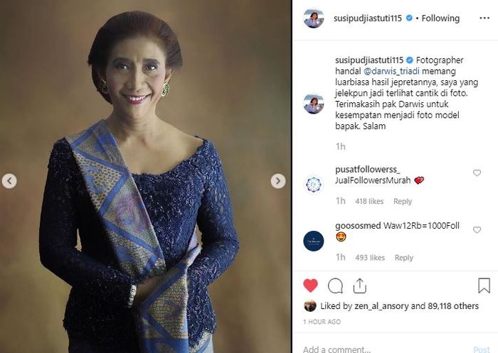 Susi tampak cantik mengenakan kebaya berwarna biru.