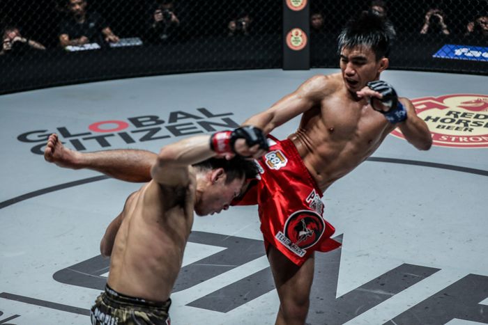 Atlet ONE Championship asal Filipina, Joshua Pacio, melepaskan tendangan ke arah atlet Jepang, Yosuke Saruta.