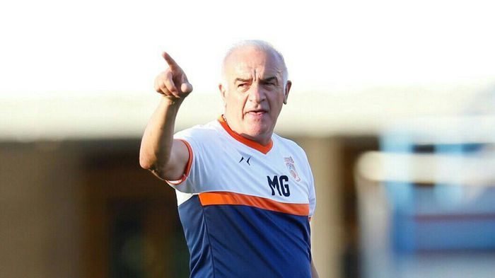 Pelatih Borneo FC, Roberto Carlos Mario Gomez, meninjau latihan Borneo FC dalam persiapan melawan Persib Bandung di babak delapan besar Piala Indonesia 2018.