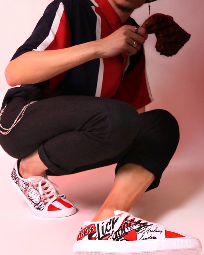 Sneaker KFC bertuliskan Finger lickin' good