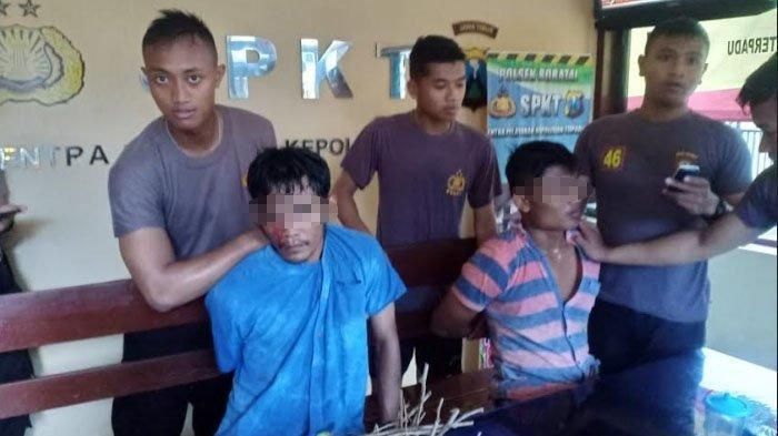 Dua orang pelaku pencurian kotak suara di TPS 13 Desa Bapelle, Kecamatan Robetal, Kabupaten Sampang saat berada di Polsek Robetal, Rabu (17/4/2019). 
