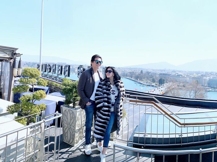 Outfit Syahrini saat bulan madu bersama Reino Barack