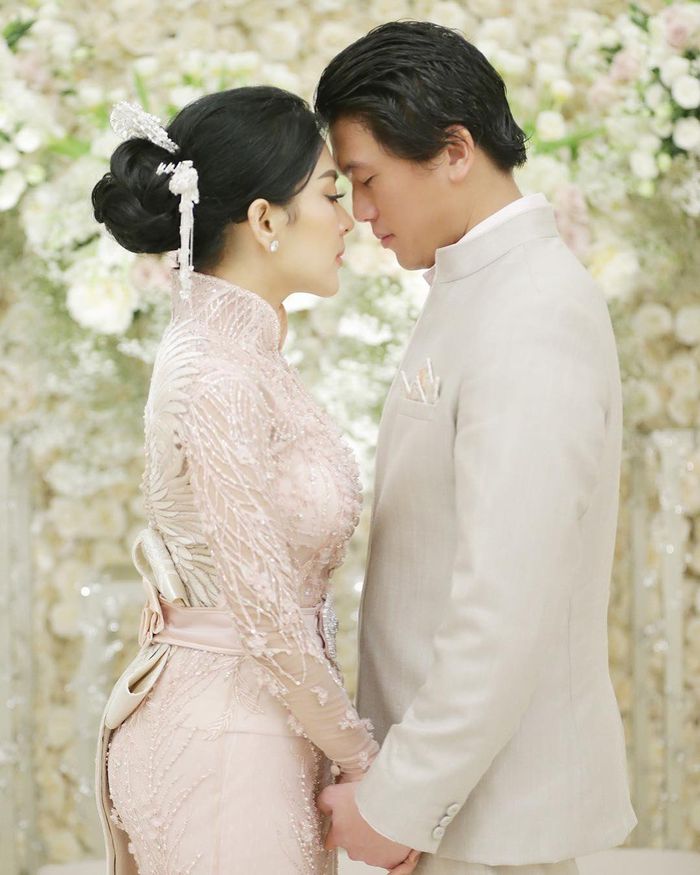 Busana tunangan Syahrini-Reino bernuansa pastel