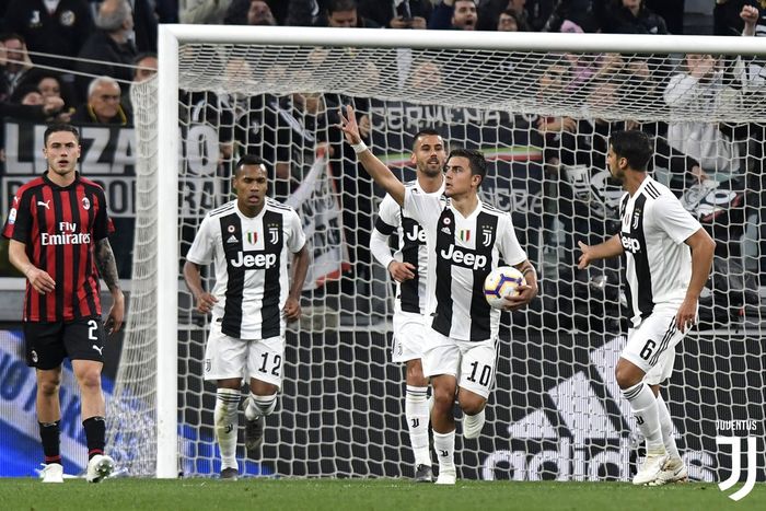 Penyerang Juventus, Paulo Dybala (tengah) memegang bola, dalam laga pekan ke-31 Liga Italia kontra AC Milan di Allianz Stadium Turin, 6 April 2019.