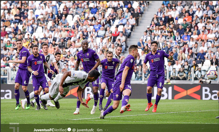 Bek kiri Juventus, Alex Sandro, mencetak gol dalam laga melawan Fiorentina pada pekan ke-33 Liga Italia, Sabtu (20/4/2019) di Allianz Stadium Turin.