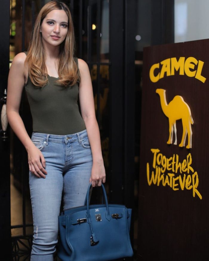 Nia Ramadhani tenteng tas ratusan juta.