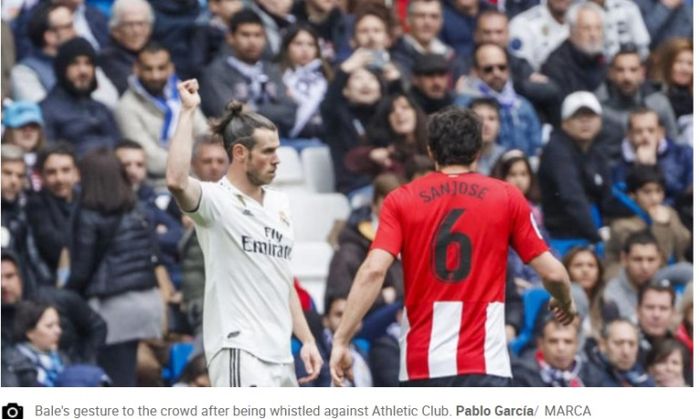 Winger Real Madrid, Gareth Bale, mengacungkan jempol ke tribune fan timnya dalam laga melawan Athletic Bilbao, Minggu (21/4/2019)