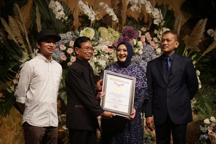 Pemberian penghargaan dari MURI untuk acara di Lapangan Bisbol Gelora Bung Karno