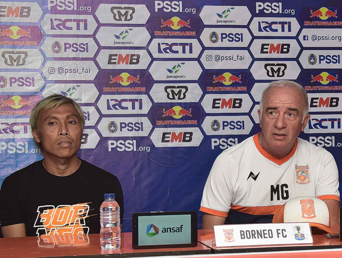 Pelatih Borneo FC, Mario Gomez (kanan), bersama pemainnya, Asri Akbar (kiri), memberikan keterangan saat sesi konferensi pers jelang pertandingan melawan Persib Bandung pada leg pertama babak delapan besar Piala Indonesia 2018.