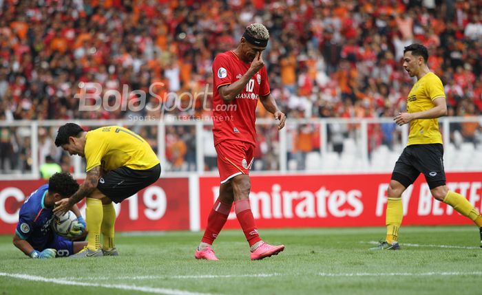 Pemain Persija Jakarta, Bruno Matos gagal menjebol gawang Ceres Negros pada laga penyisihan Grup G AFC CUP di Stadion Utama Gelora Bung Karno, Senayan, Jakarta,  Selasa (23/4/2019) dalam laga tersebut persija harus mengakui kekalahannya melawan Ceres dengan skor 2-3. Warta Kota/Feri Setiawan