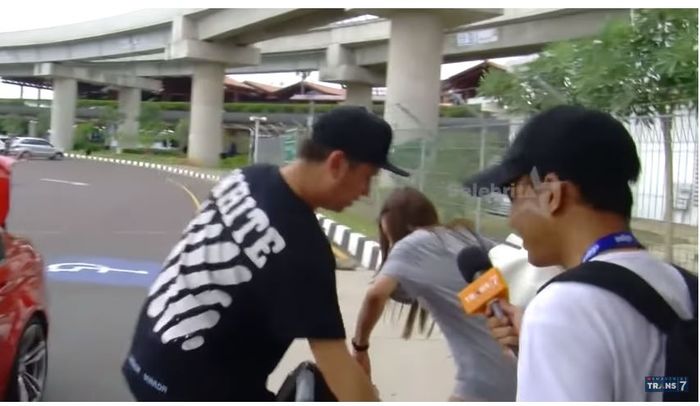 Gading Marten bersama seorang wanita yang tak diketahui namanya.