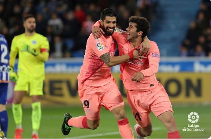 Gelandang Barcelona, Carles Alena (kanan), merayakan golnya bersama Luis Suarez dalam laga Liga Spanyol melawan Deportivo Alaves di Estadio de Mendizorroza, Selasa (23/4/2019).