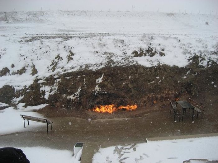 Yanar Dag saat diselimuti salju