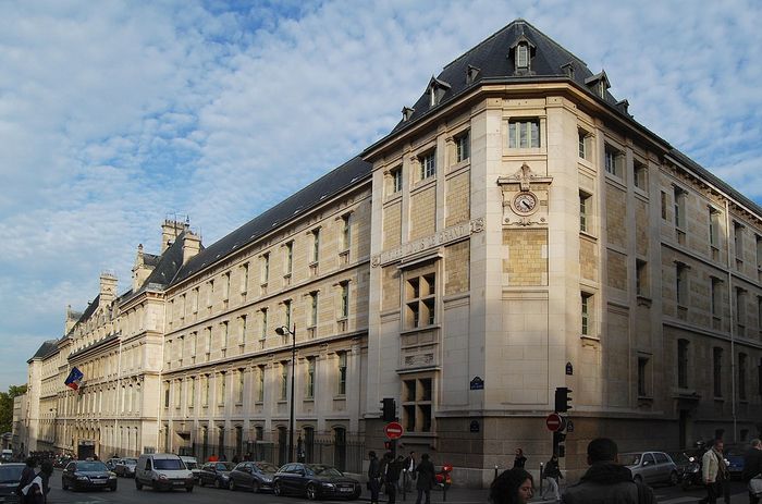 Sekolah ini didirikan pada tahun 1563 dengan nama Collège de Clermont; namanya kemudian diganti menjadi Lycée Louis-le-Grand untuk menghormati Raja Louis XIV dari Prancis.