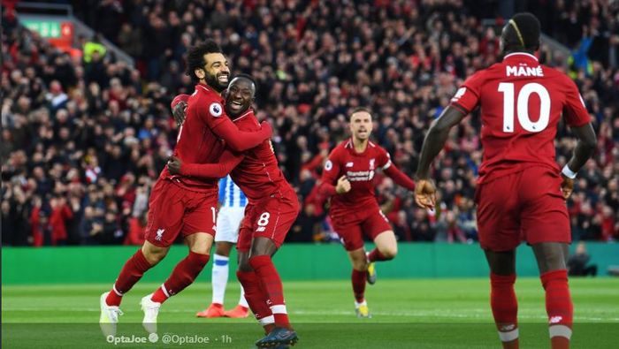 Para pemain Liverpool merayakan gol yang dicetak oleh Naby Keita (tengah) dalam laga Liga Inggris melawan Huddersfield Town di Stadion Anfield, Jumat (26/4/2019).