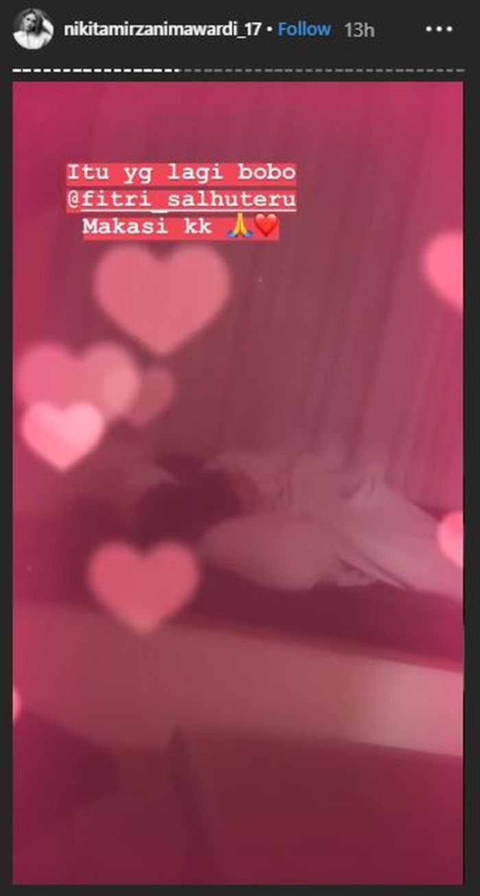  Fitri Salhuteru temani Nikita Mirzani.