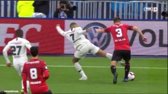 Kylian Mbappe melanggar keras Damien Da Silva dalam final Piala Prancis antara PSG dan Rennes, Sabtu (27/4/2019)