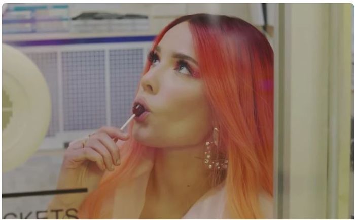 Di Boy With Luv, adegan Halsey ditampilkan sebagai pembuka.