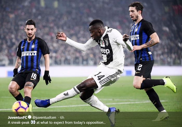 Blaise Matuidi melakukan tendangan yang dihadang oleh Sime Vrsaljko dan Matteo Politano