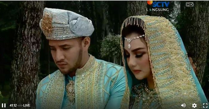 Tak sedikit publik yang memuji penampilan Irish Bella yang bak boneka India.