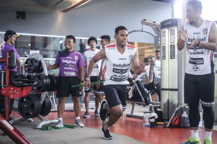 Pemain muda asal Sorong, Andre Alexander Awawata, saat menjalani latihan bersama Bali United.