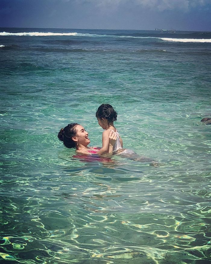 Foto Ayu Ting Ting dan Bilqis di pantai.