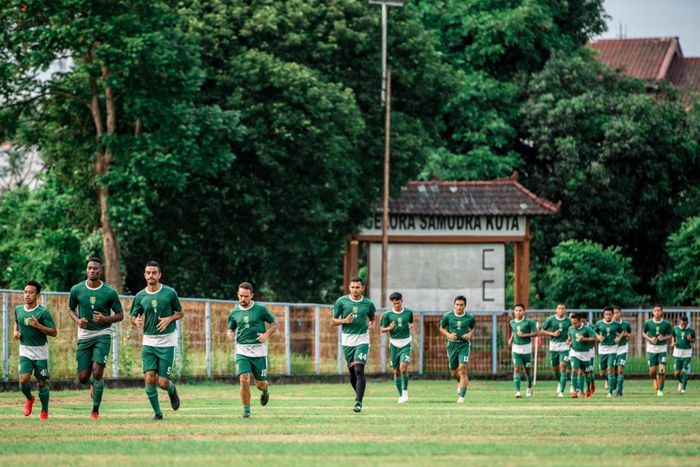 Para pemain Persebaya menjalani pemusatan latihan di Lapangan Gelora Samudera, Kuta, Bali, Senin (29/4/2019) pagi.