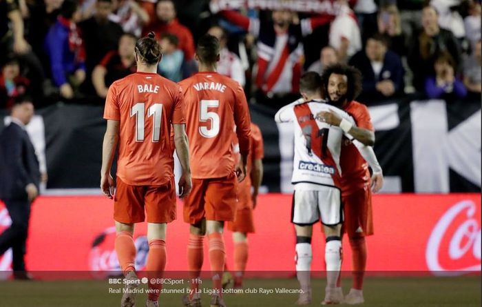 Gareth Bale dan Raphael Varane melangkah gontai usai Real Madrid dikalahkan Rayo Vallecano dalam partai Liga Spanyol, 28 April 2019.