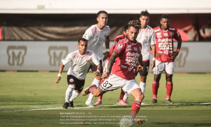 Stefano Lilipaly saat mengeksekusi penalti ke gawang Persija dalam partai leg pertama Piala Indonesia, 26 April 2019.