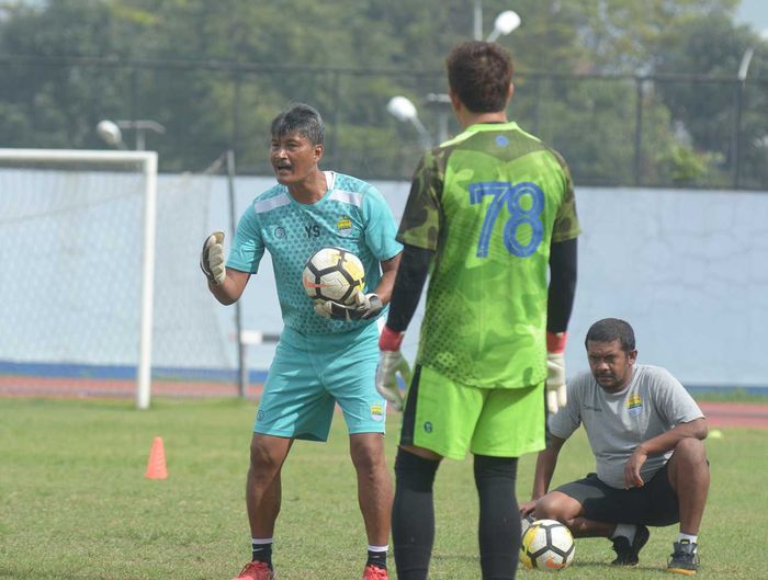 Pelatih Persib Bandung, Gatot Prasetyo, saat melatih penjaga gawang timnya untuk persiapan kompetisi Liga 1 2019.