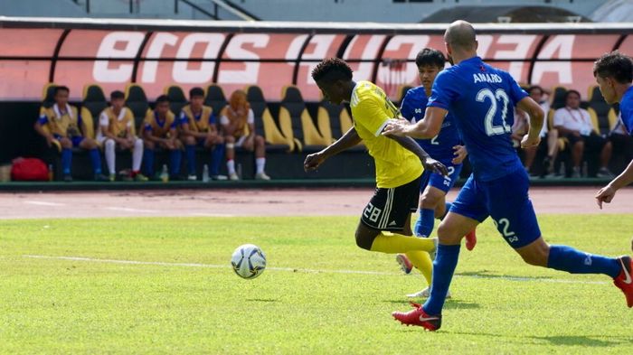 Striker Kaya FC, Jordan Mintah (kuning) berhasil lolos dari hadangan sejumlah pemain Lao Toyota FC pada matchday kelima Grup H Piala AFC 2019 di Stadion Panaad, Bacolod, Filipina, 30 April 2019.