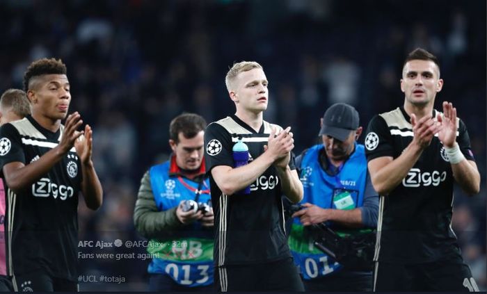 Trio pemain Ajax Amsterdam, David Neres (kiri), Donny van de Beek, dan Dusan Tadic, seusai laga leg I semifinal Liga Champions kontra Tottenham Hotspur, 30 April 2019.