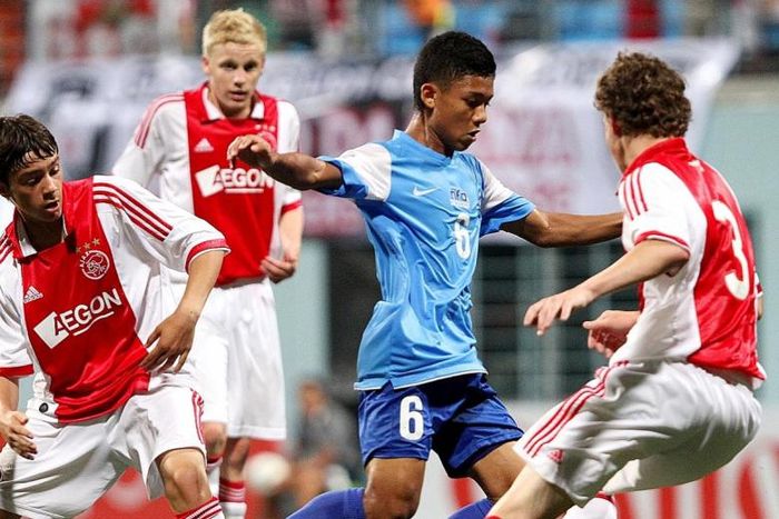 Pemain timnas U-16 Singapura saat berhadapan dengan Ajax U-15 pada turnamen Lion City Cup 2012.