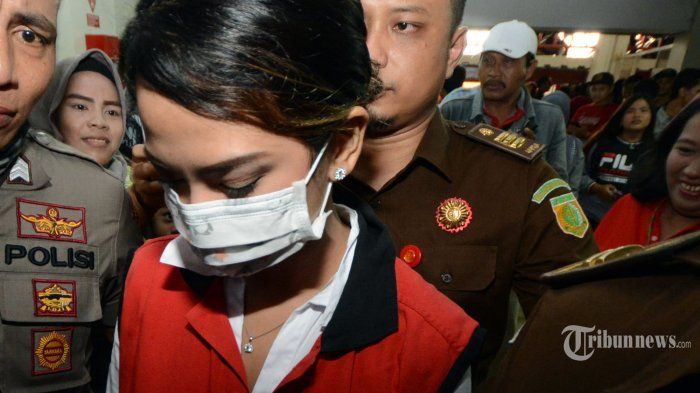 SIDANG PERDANA - Artis terdakwa kasus prostitusi online, Vanessa Angel saat akan menjalani sidang perdana di Pengadilan Negeri Surabaya, Rabu (24/4)